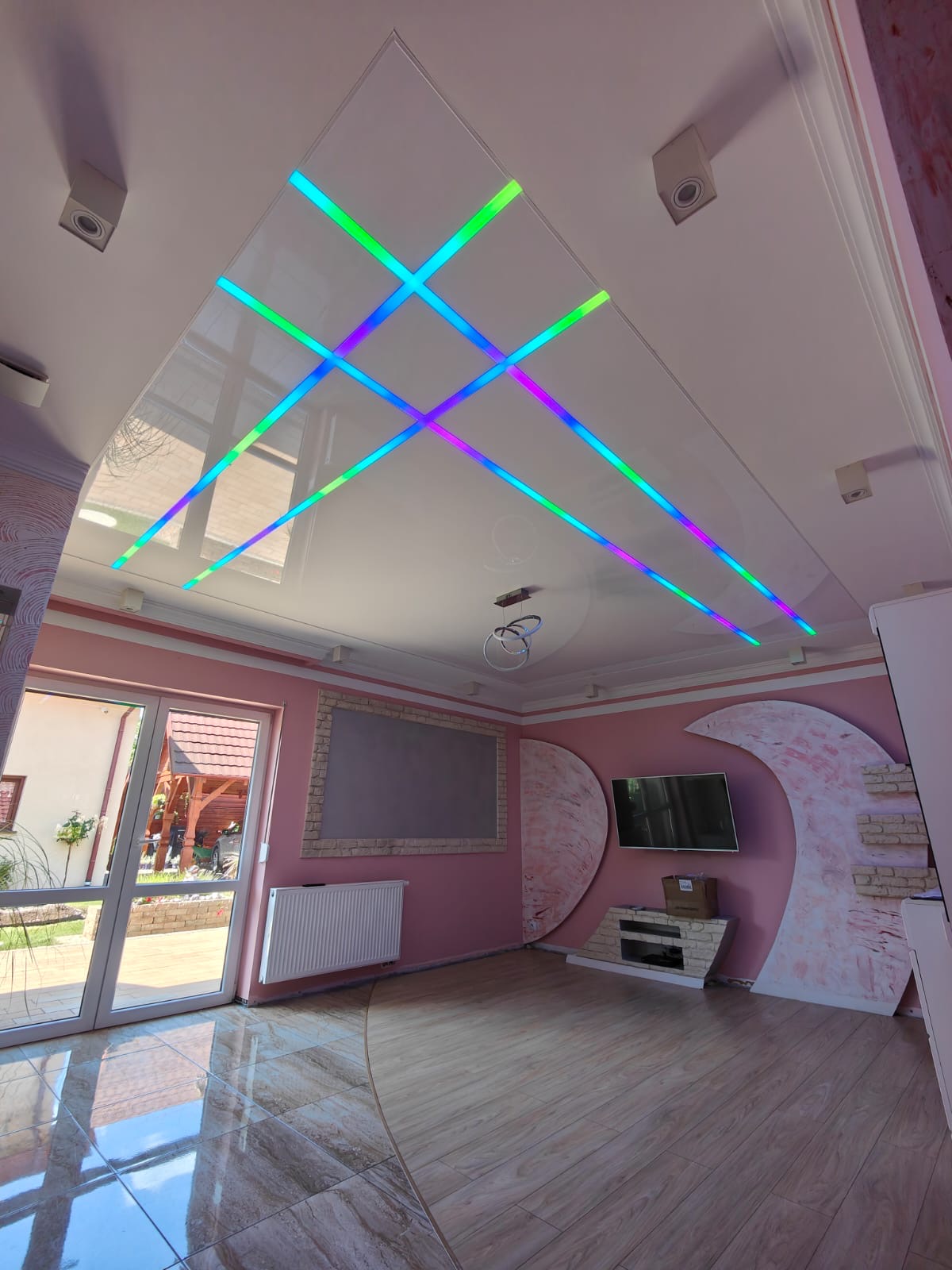 Sufit z oświetleniem LED
