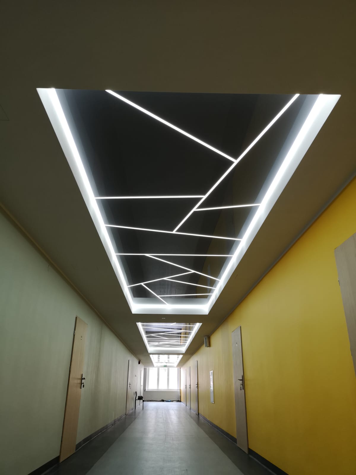 Sufit z oświetleniem LED