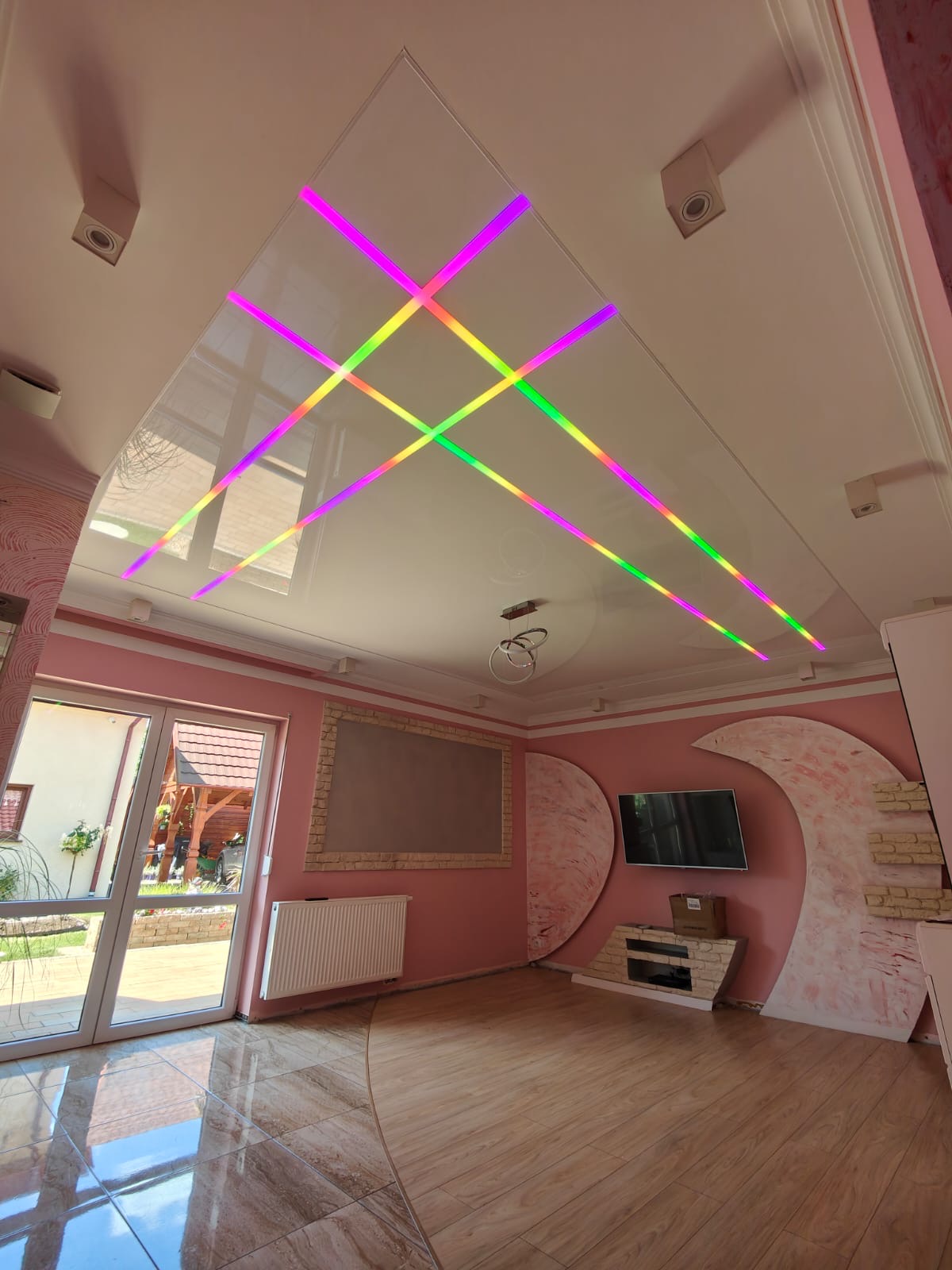 Sufit z oświetleniem LED